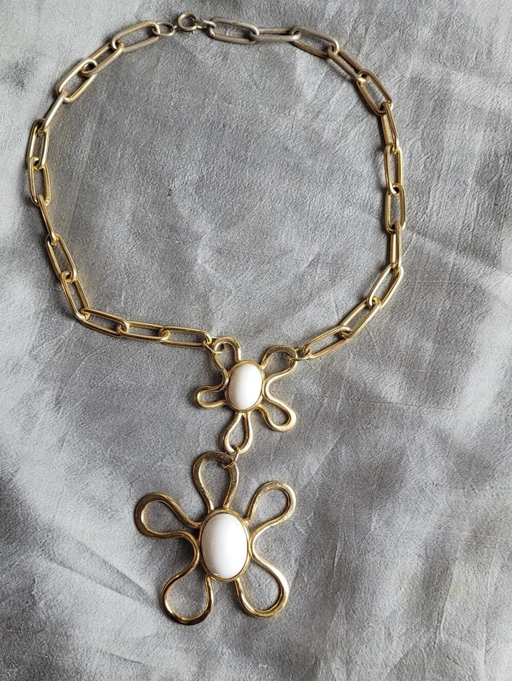Vintage Style Gold Tone Chain Necklace with White Oval Flower Pendants - Picture 2 of 5